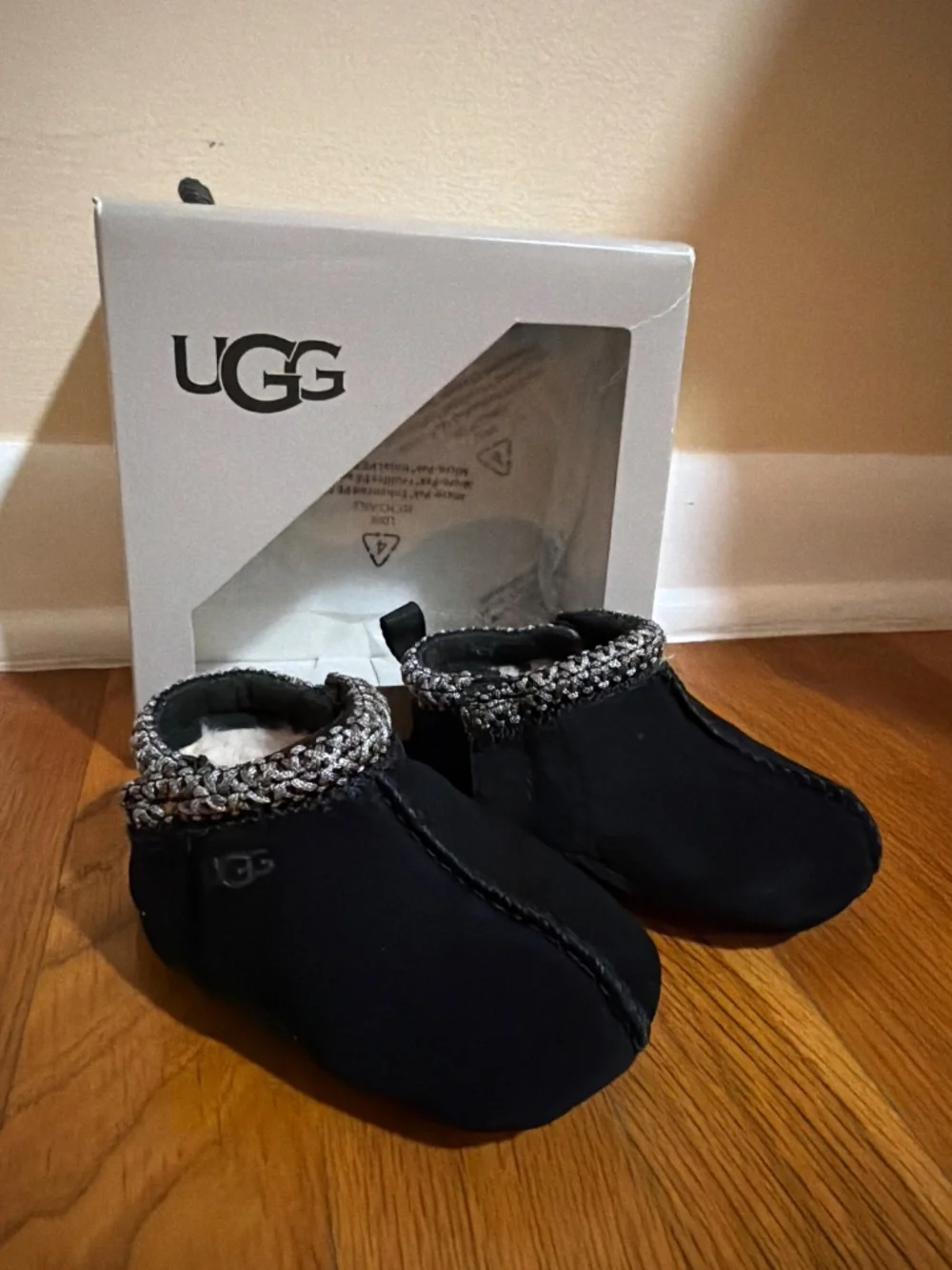 UGG black new